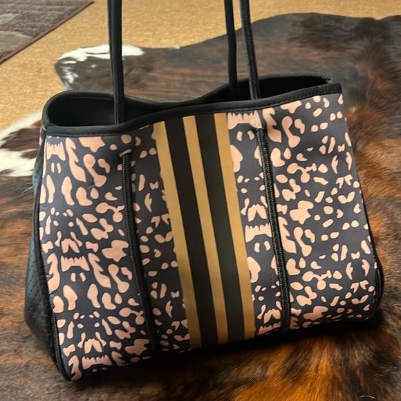 New Neoprene Expandable Tote with Detachable Zip Pouch Black, Gold, Leopard - Picture 12 of 16